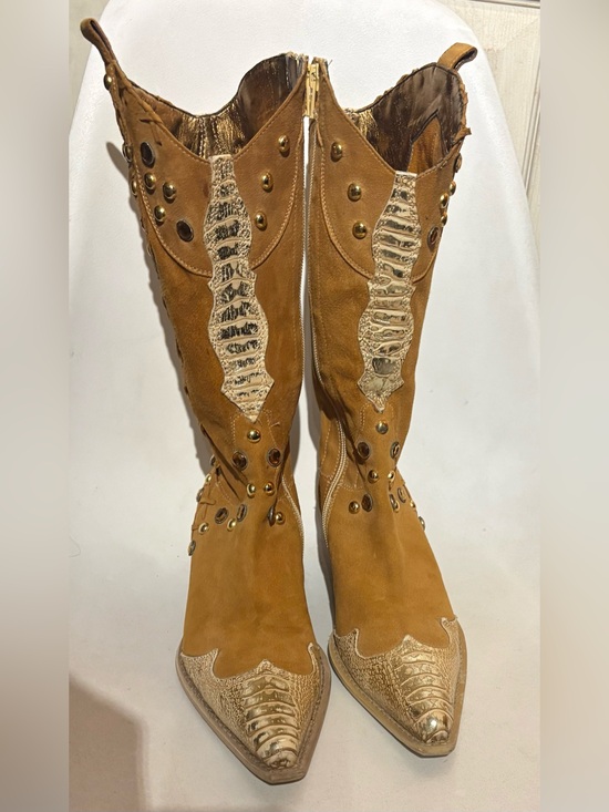 Brown's Shoes - Studded Tan Suede Western Heeled Boots - Women in Great Condition